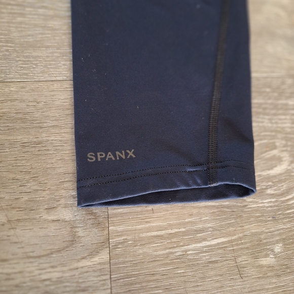 SPANX Booty Boost Navy Leggings - Picture 5 of 5